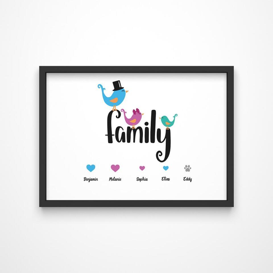 Personalisierte Poster mit Familienmotiv, Namen und Datum im schwarzen Rahmen auf weißem Hintergrund