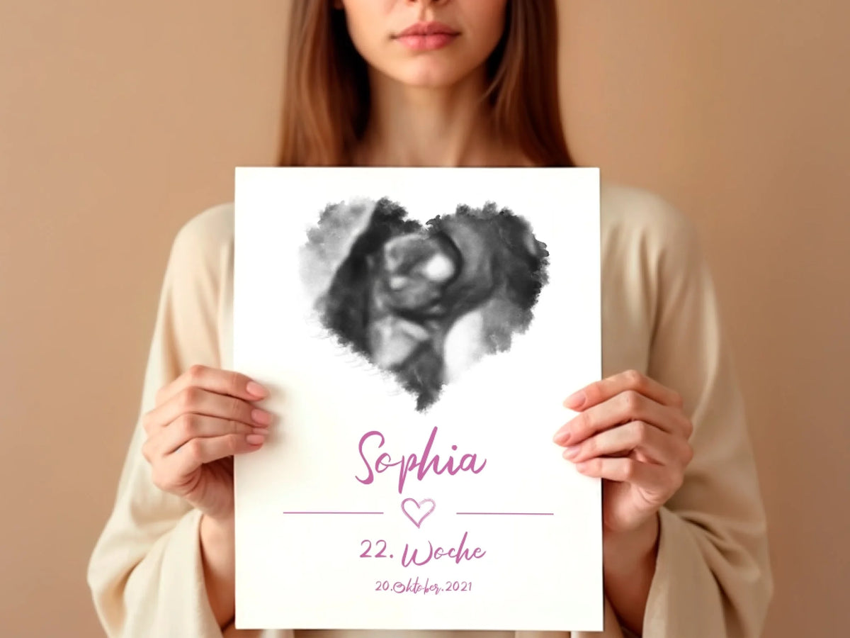 Frau hält ein personalisiertes Erinnerungsbild mit Ultraschallbild, Namen Sophia und Angaben zur 22. Schwangerschaftswoche - Feed