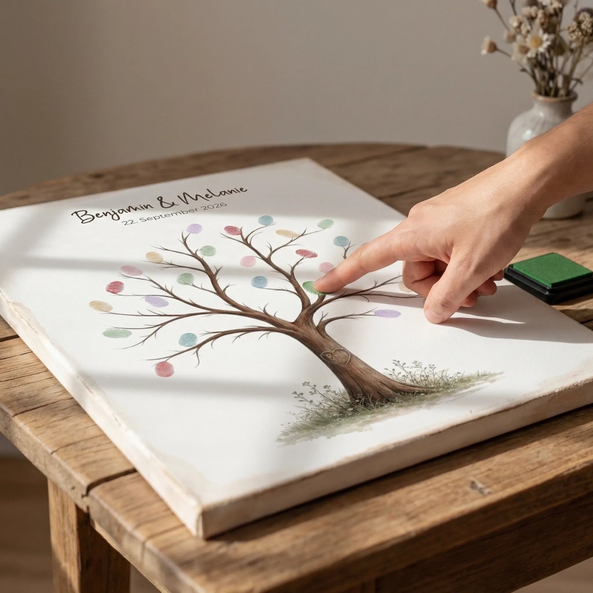 Fingerabdruck Gästebuch Hochzeit in Leinwand mit Baum Motiv und Handabdruck auf weißem Hintergrund Feed