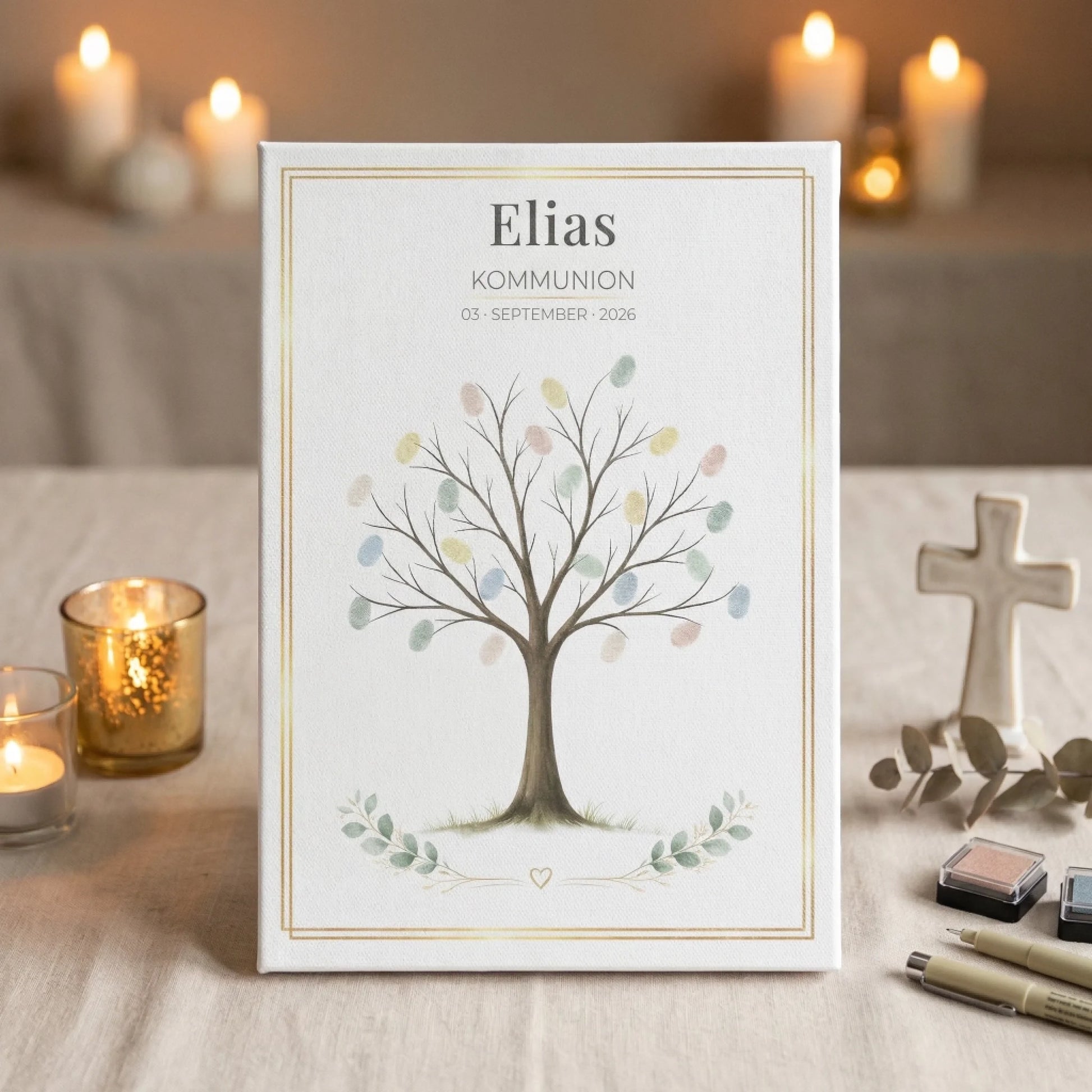 Gästebuch Hochzeit mit dem Namen Elias, Datum und Kommunion, umgeben von Kerzen und Deko auf Holz - Feed