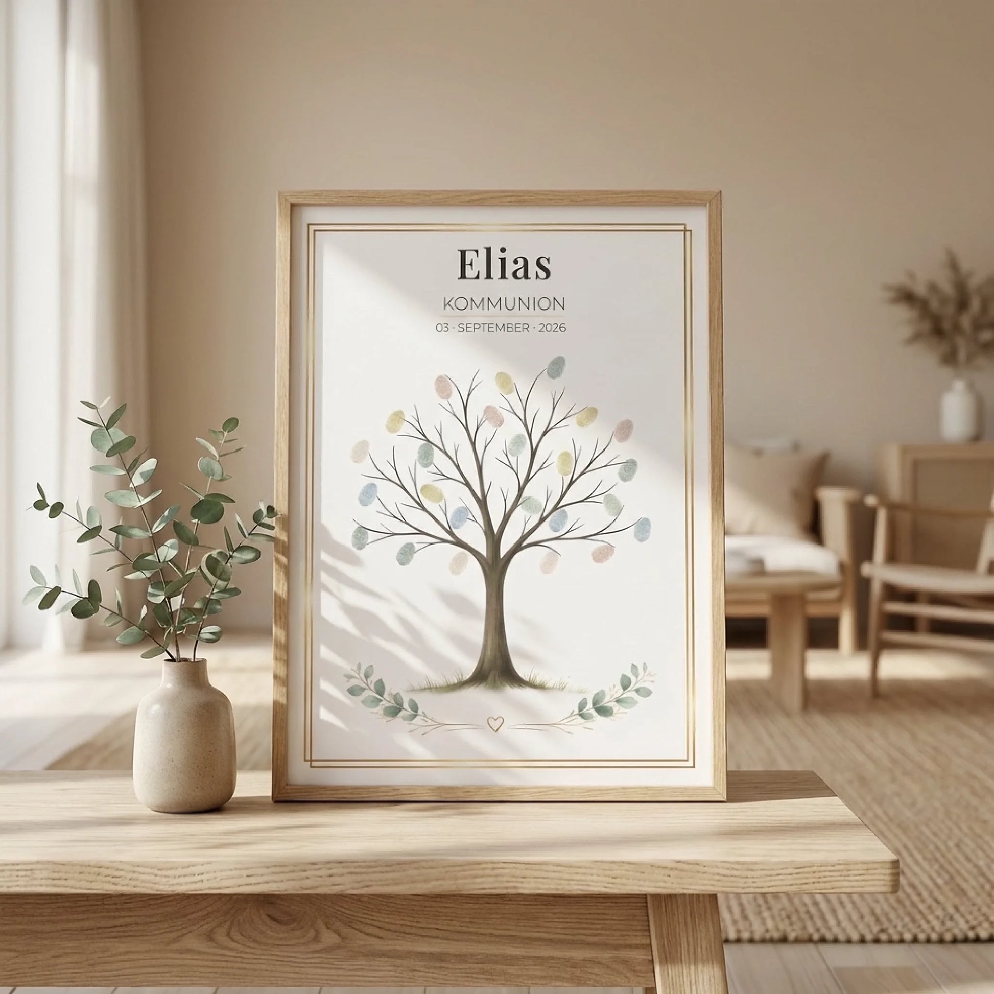Gästebuch Hochzeit mit Elias, Kommunion und Datum, in gold gerahmtem Poster vor Vase auf Holzregal - Feed