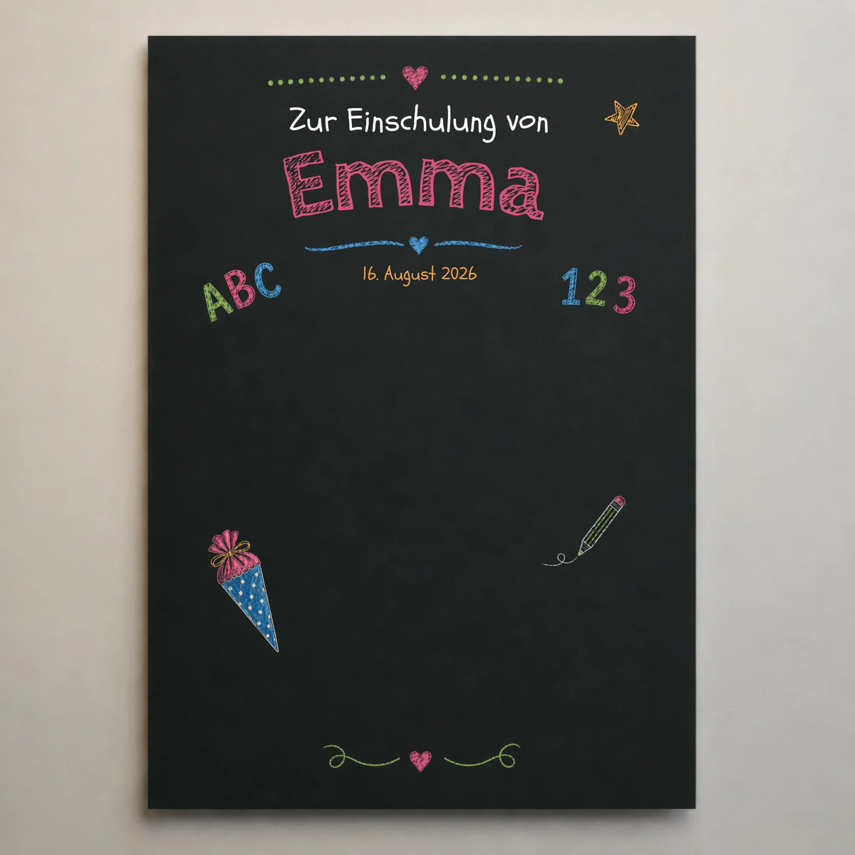 Gästebuch Hochzeit mit Aufschrift Zur Einschulung von, Namen ABC und Datum 16. August 2026 auf schwarzer Tafel