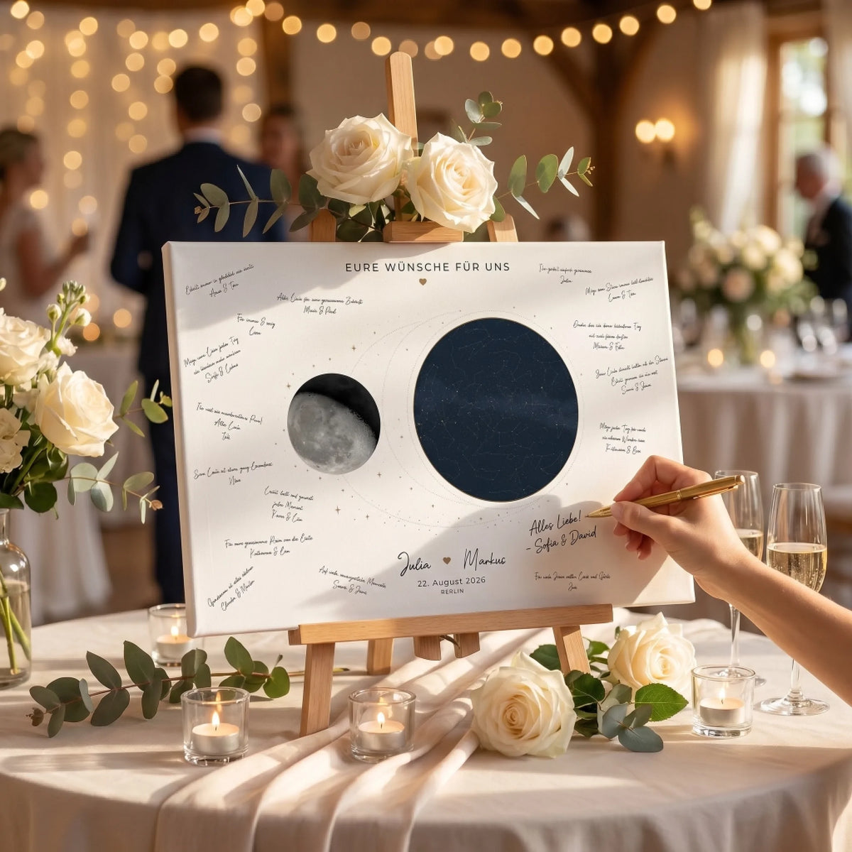 Gästebuch Hochzeit mit Blumen auf Staffelei, handschriftlichen Einträgen und Kerzen im Hintergrund - Feed