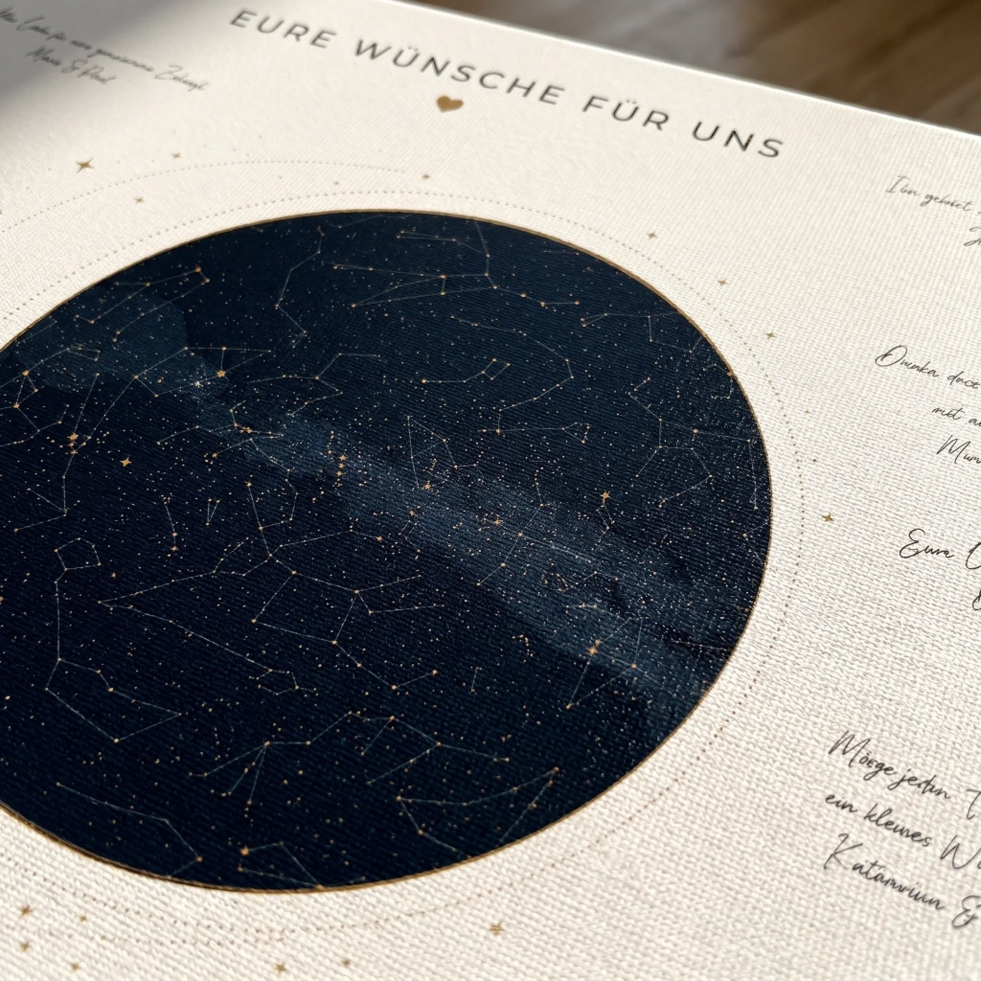 Personalisierte Poster, Gästebuch Hochzeit, mit Sternenhimmel und Text auf hellem Papier, Nahaufnahme - Feed