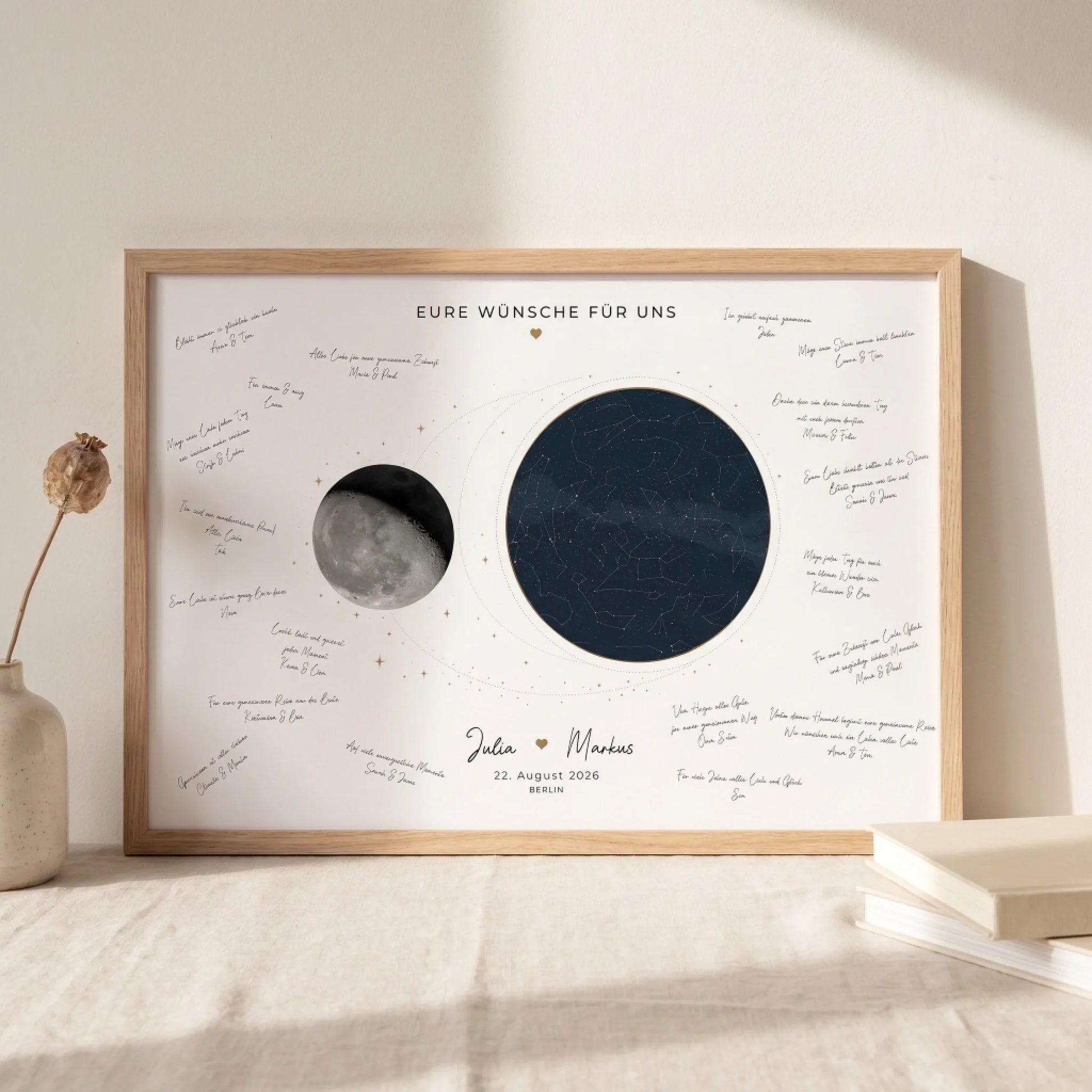 Personalisierte Gästebücher mit handschriftlichen Grüßen in einem Holzrahmen, Mond und Sternenmotiv