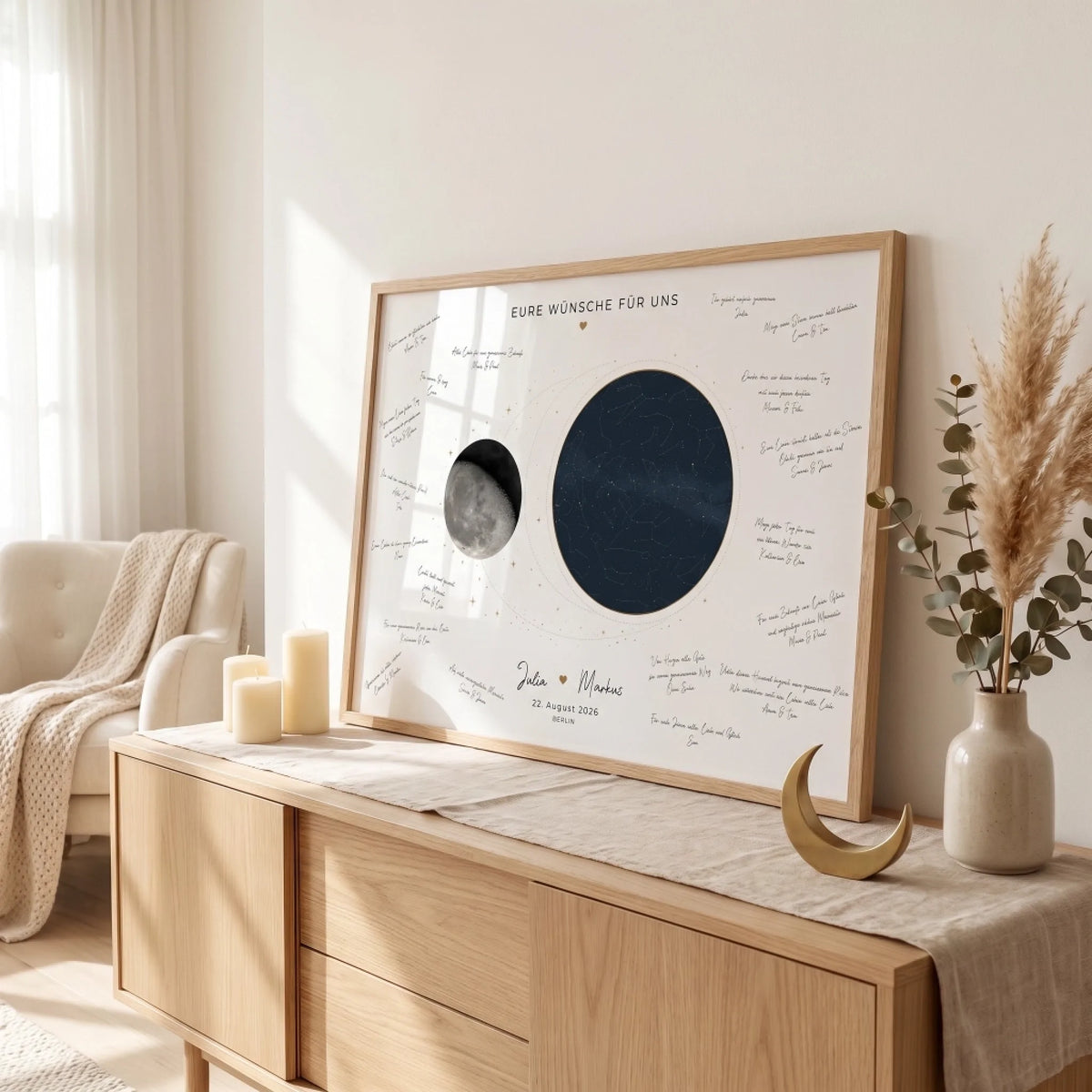 Personalisierte Poster mit Wunschtext und Datum in Holzrahmen, daneben Kerzen und Pampasgras im Wohnzimmer