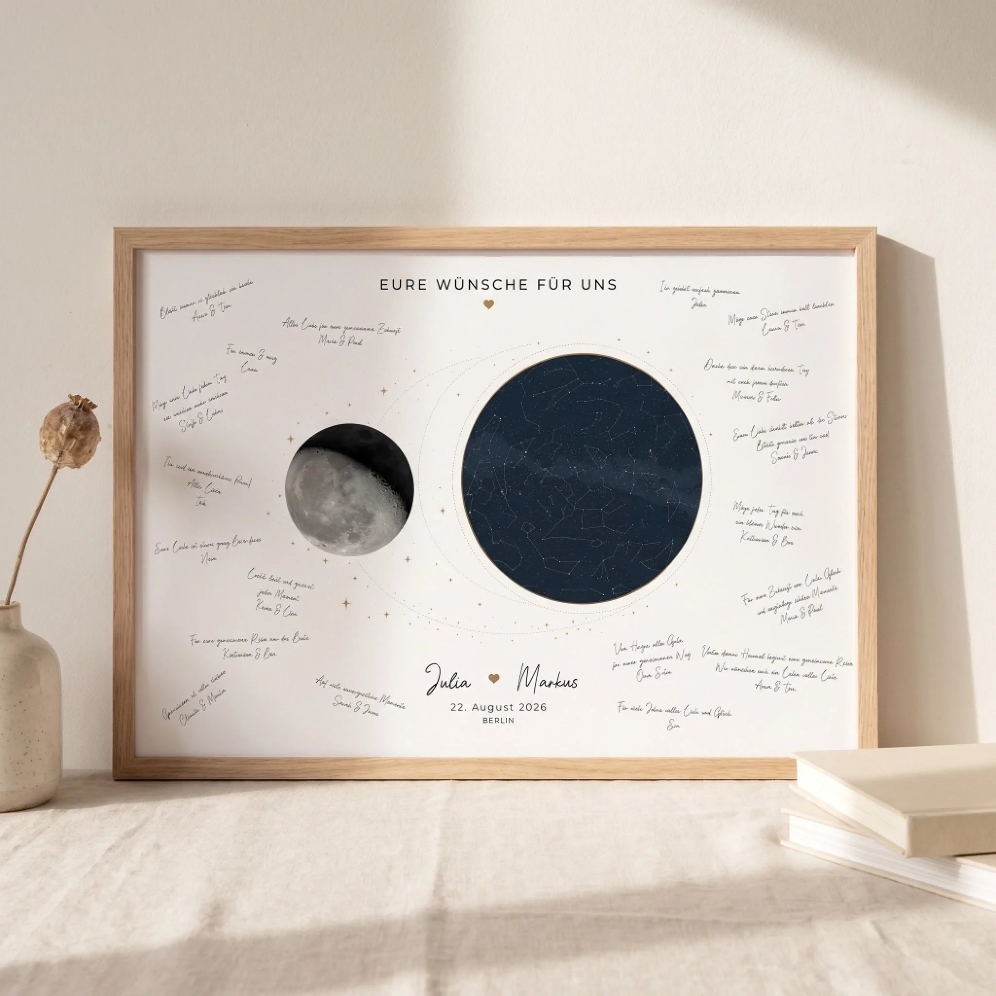 Personalisierte Gästebücher mit handschriftlichen Grüßen, rundem Mondmotiv und Holzrahmen an heller Wand
