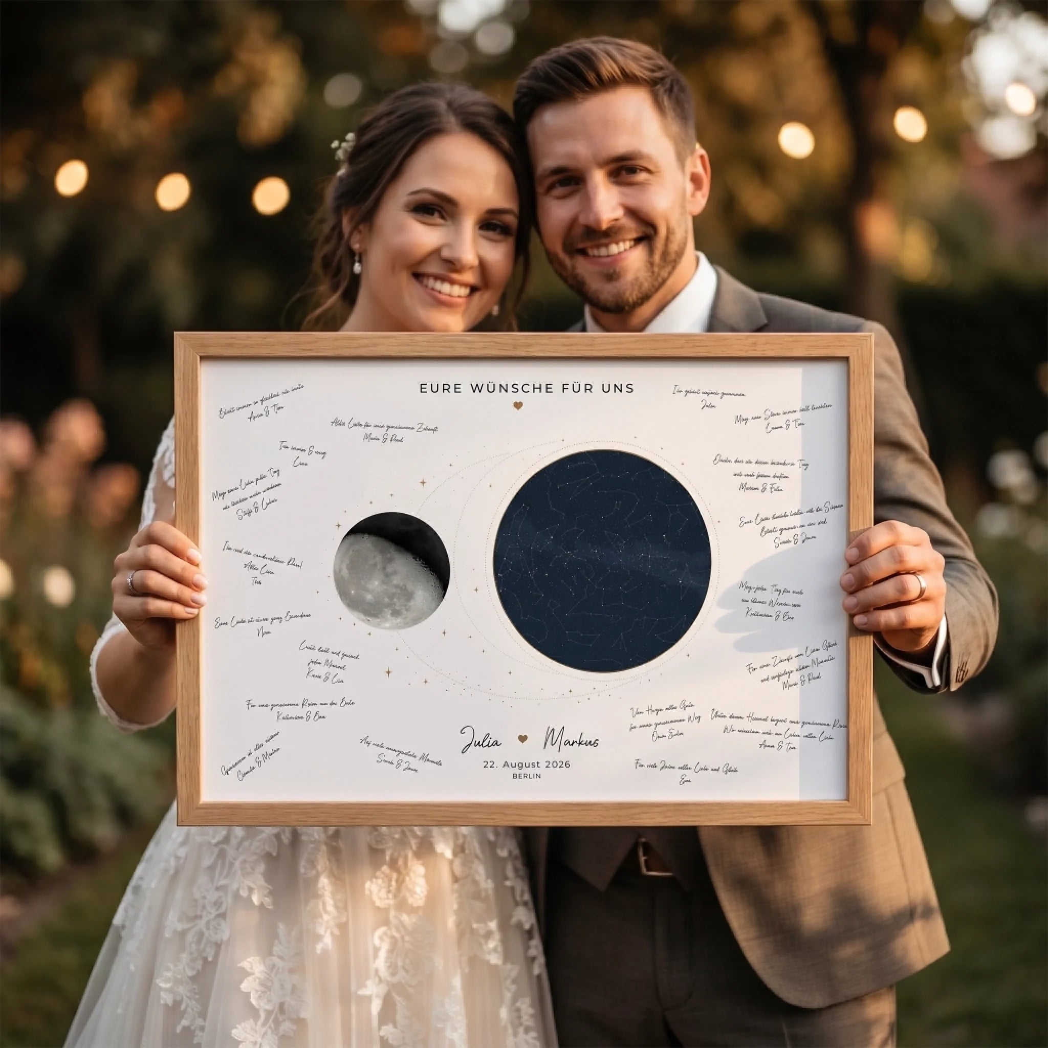 Personalisierte Gästebücher für eine Hochzeit, ein Paar hält ein Poster mit Namen und Datum im Rahmen