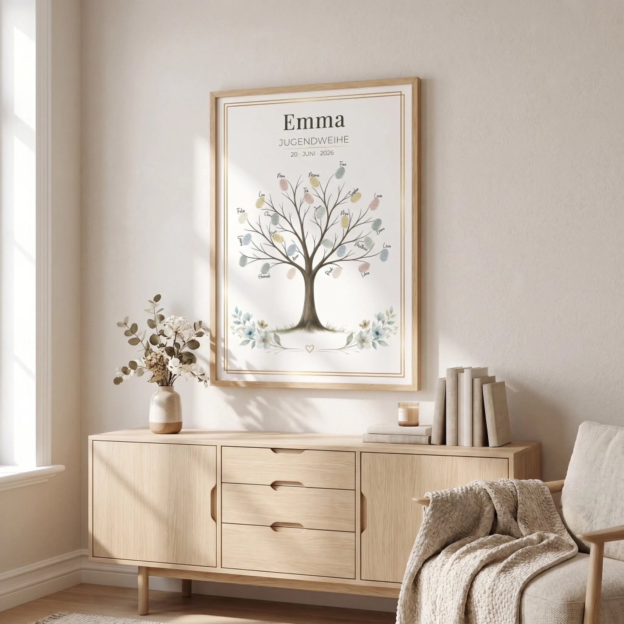 Personalisierte Poster mit Namen und Datum, gerahmt an einer Wand über einer Kommode im Wohnzimmer