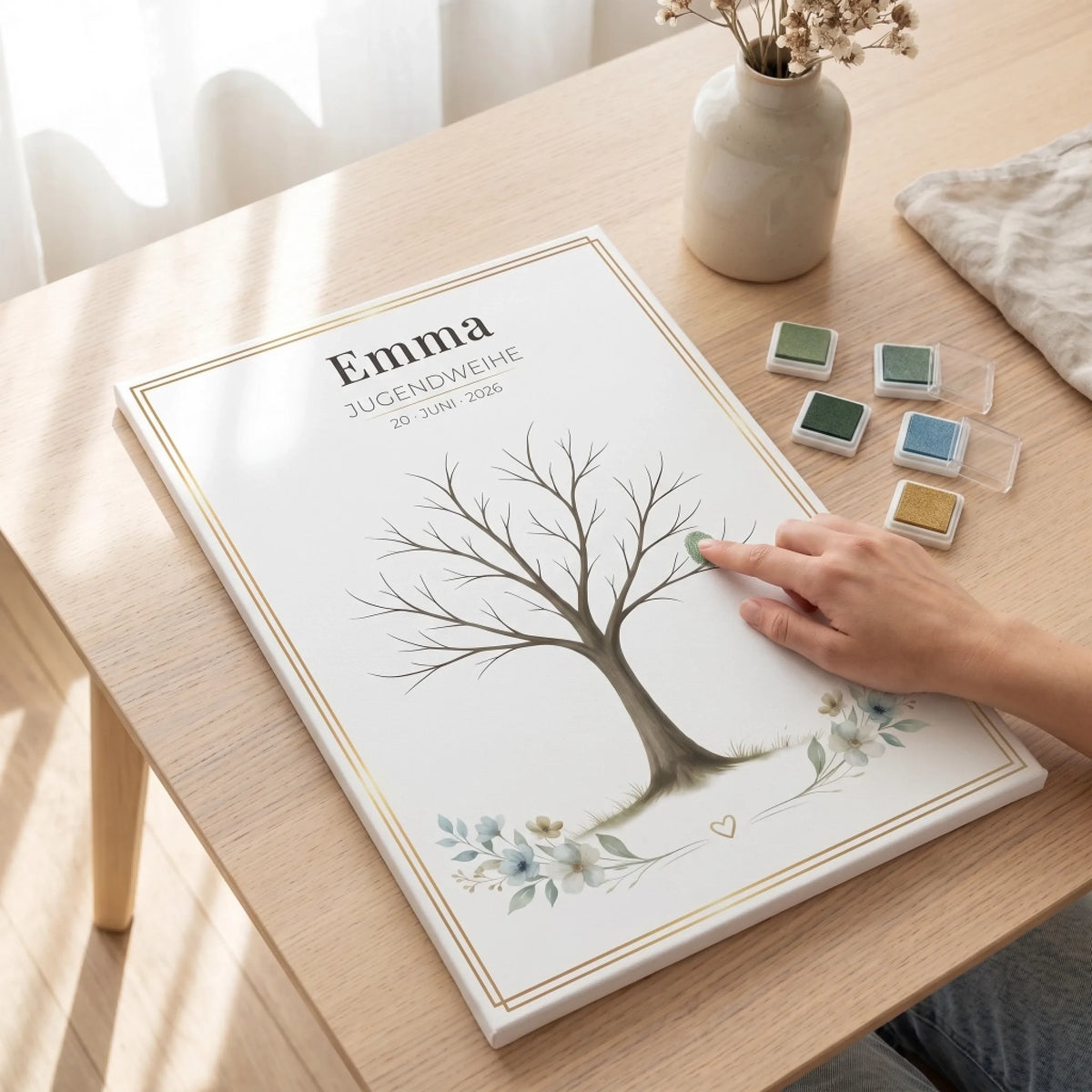 Personalisierte Gästebücher mit Namen und Datum, Hand beim Einfärben auf einem weißen Umschlag auf Holz - Feed