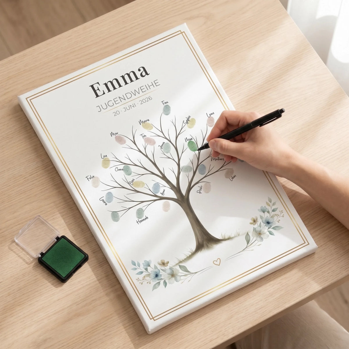 Personalisierte Gästebücher mit Namen und Datum, Hand schreibt auf ein Gästebuch Hochzeit auf hellem Tisch - Feed