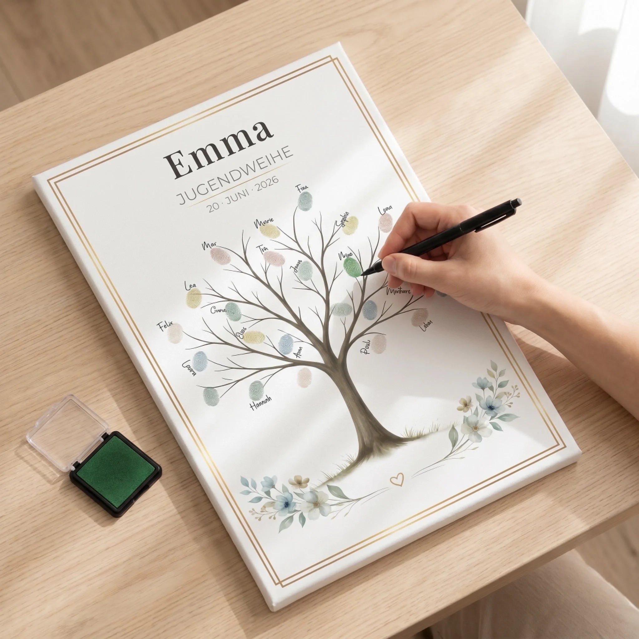 Personalisierte Gästebücher mit Namen und Datum, Hand schreibt auf ein Gästebuch Hochzeit auf hellem Tisch - Feed