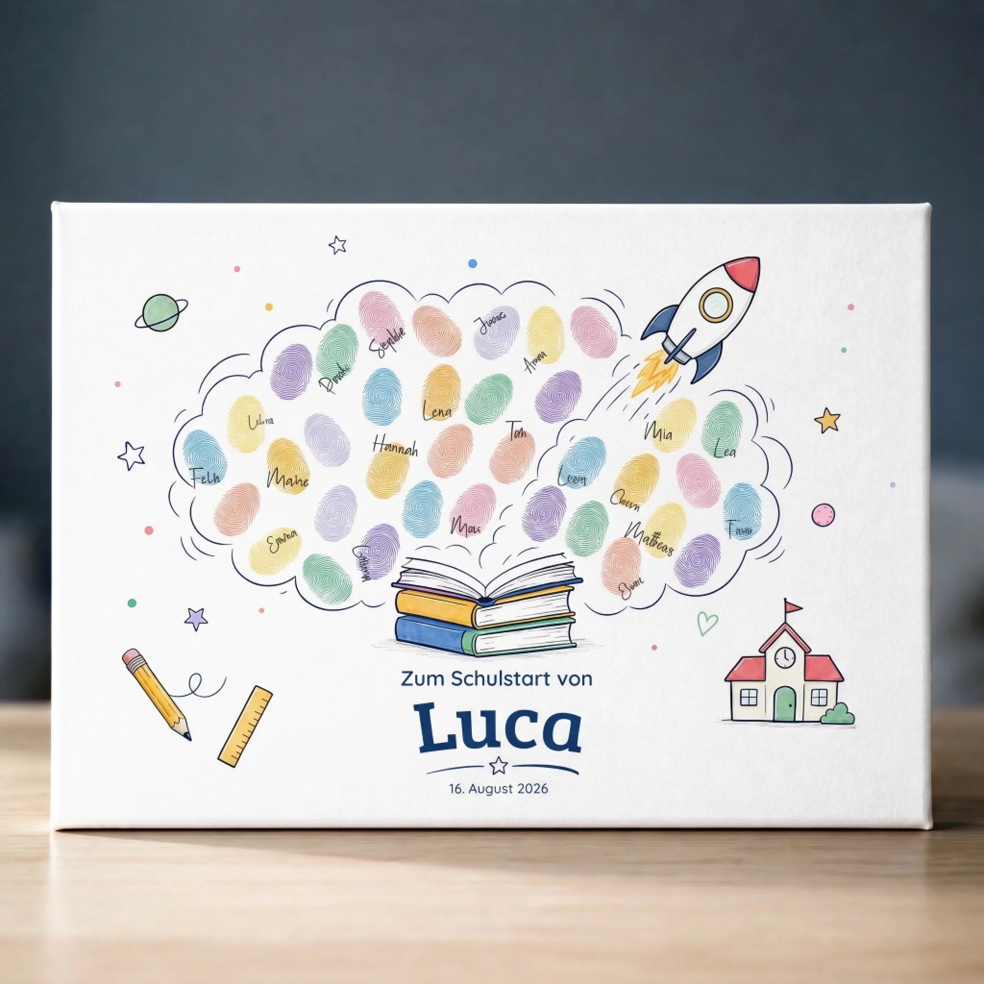 Fingerabdruck Gästebuch mit Wolken aus geöffneten Büchern, bunten Namen und Raketenmotiv für den Schulstart
