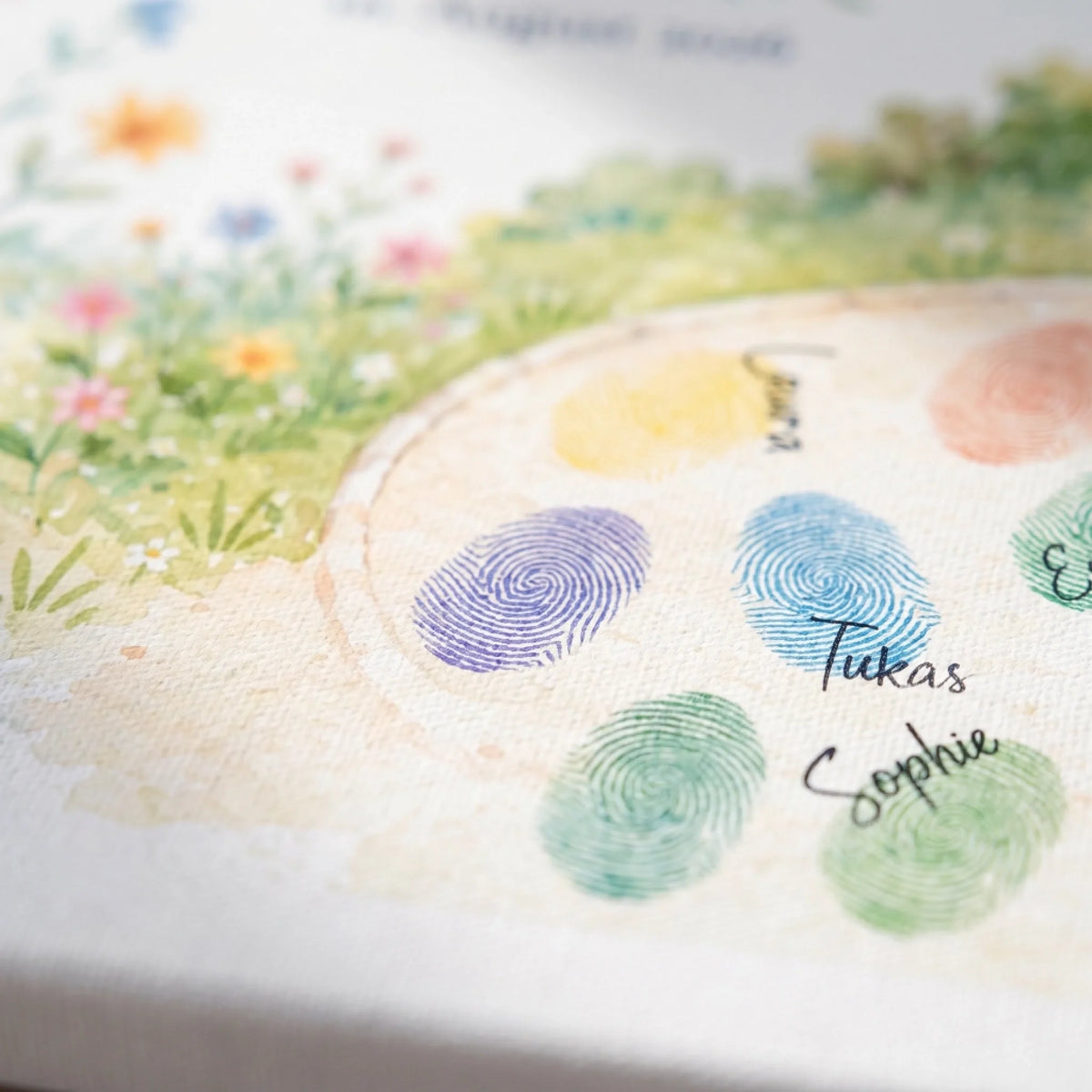 Personalisierte Gästebücher mit Fingerabdruck-Motiven auf heller Leinwand, unscharfer Hintergrund mit Blumen - Feed