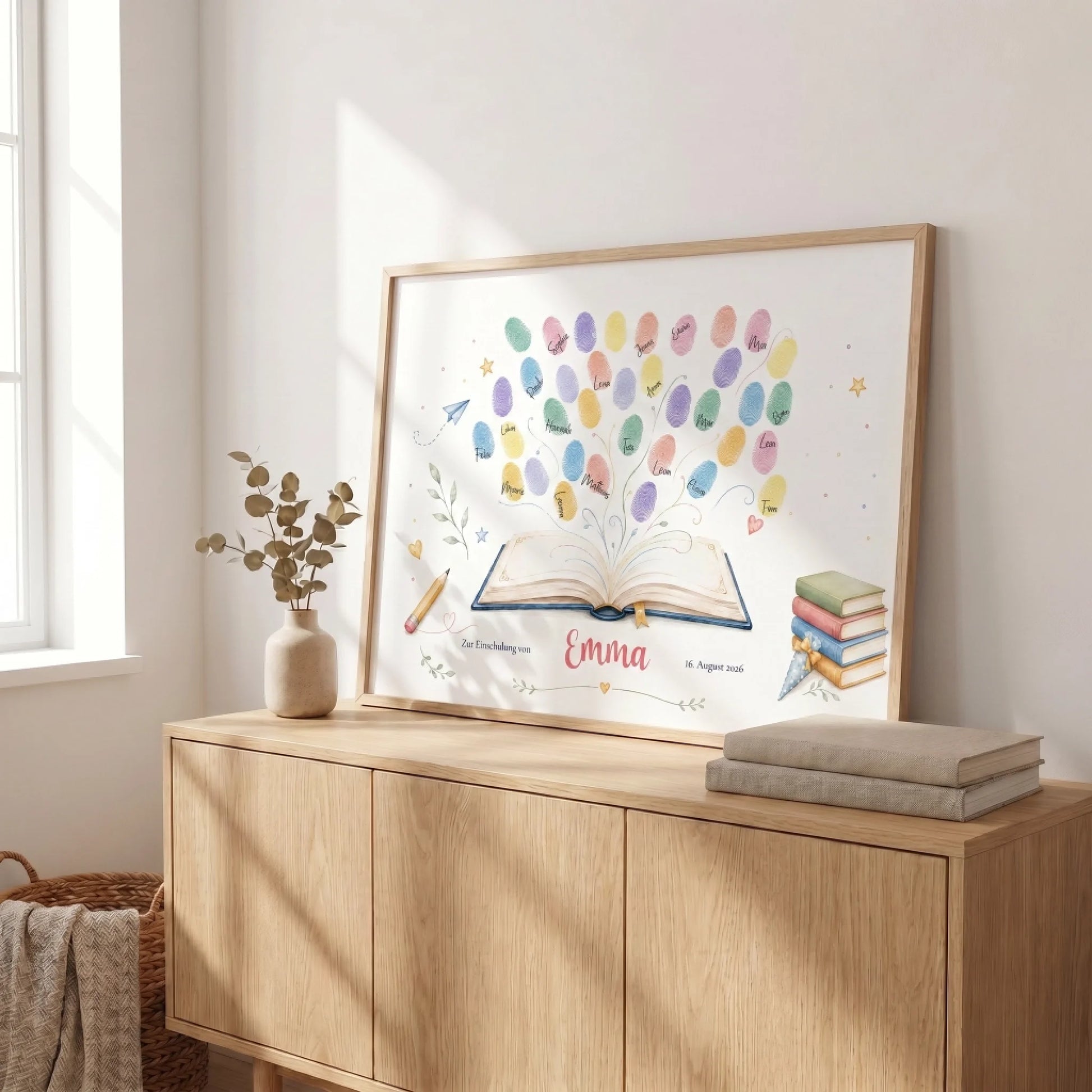 Leinwand mit bunten Fingerabdrücken, personalisiertes Einschulungs-Gästebuch mit Bleistift, Papierfliegern, Sternen und Herzen
