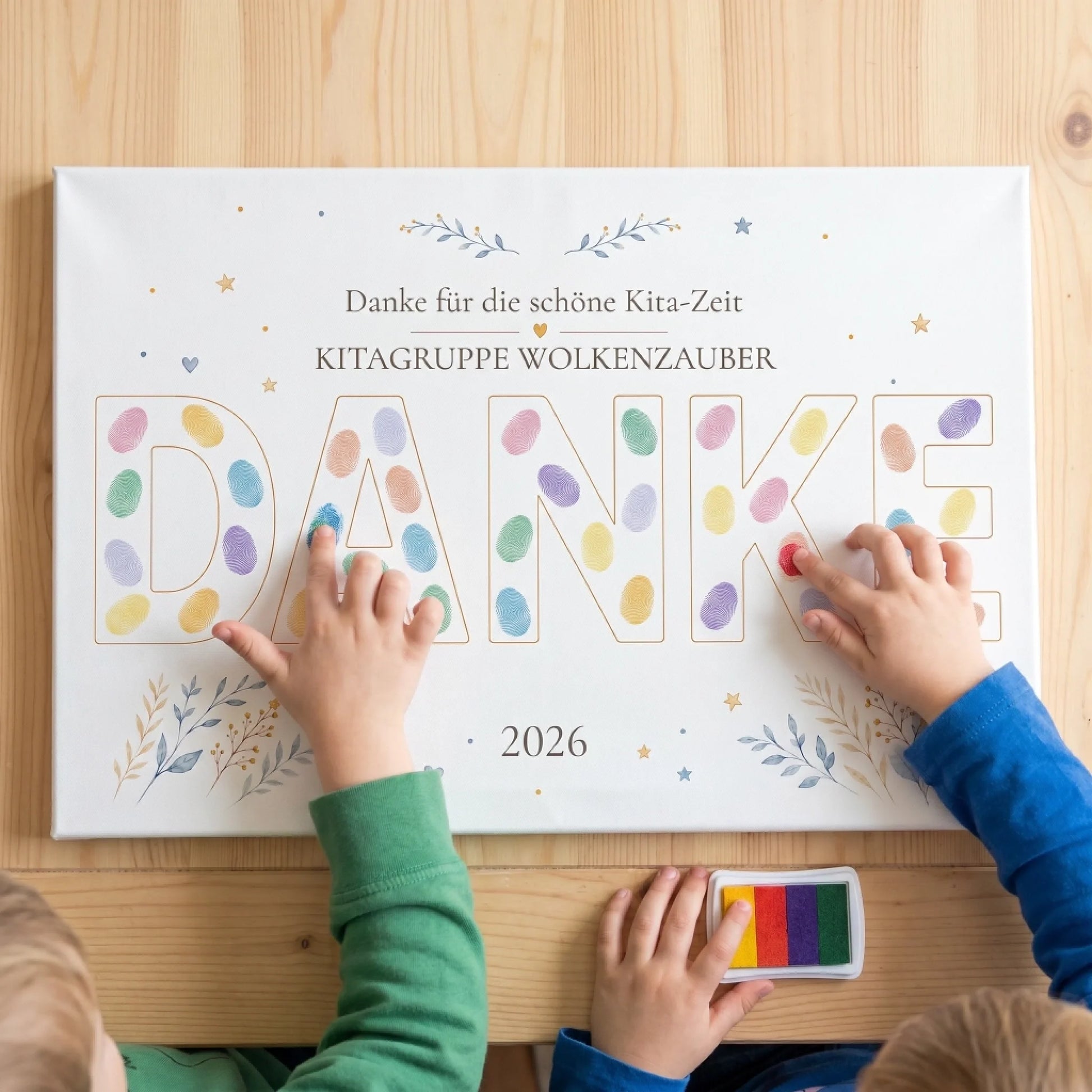 Personalisierte Gästebücher mit Fingerabdruck-Motiven, Hände halten ein großes Wort, Datum 2026 sichtbar - Feed