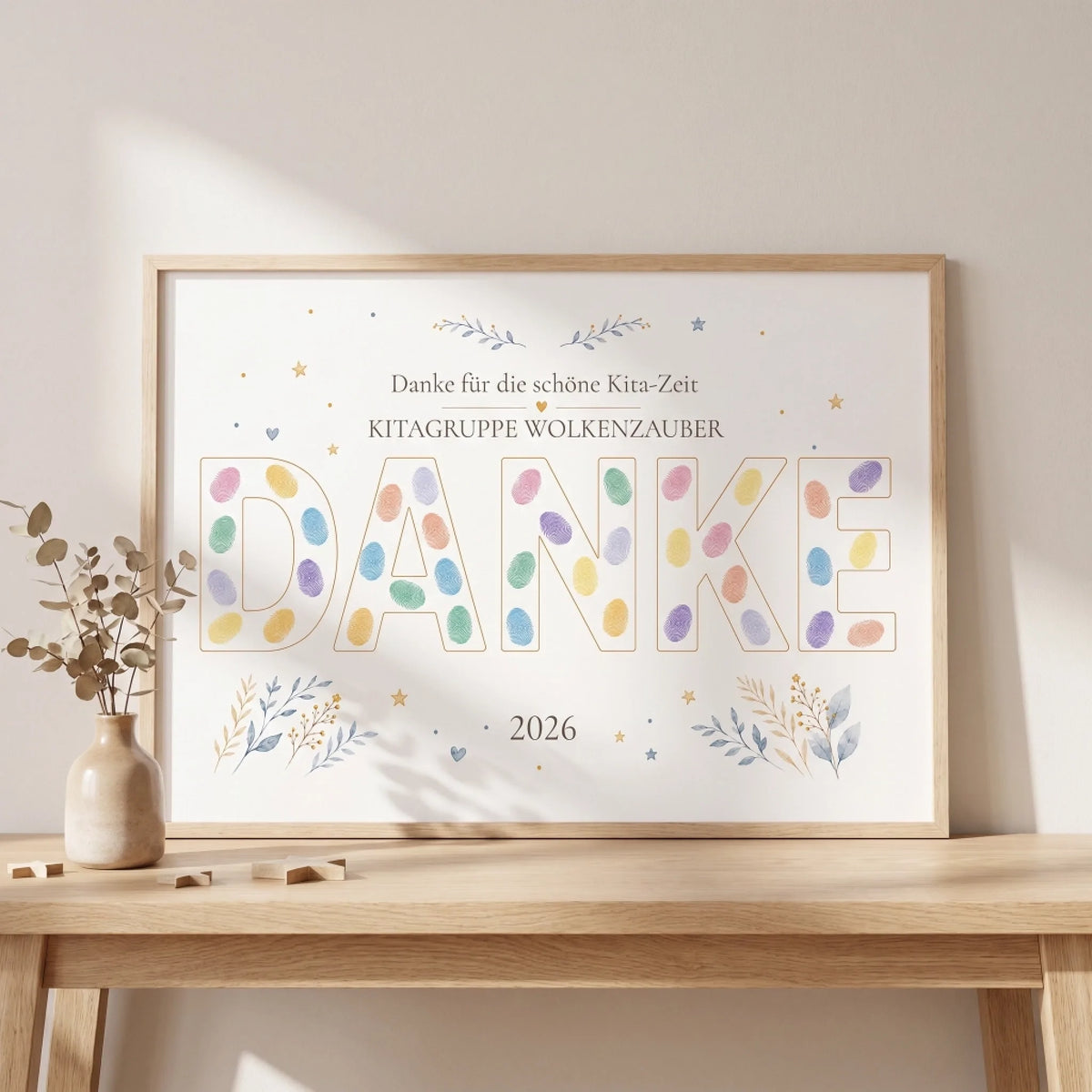 Gästebuch Leinwand mit Dankespruch und bunten Handabdrücken, gerahmt auf Holzregal, darunter Vase