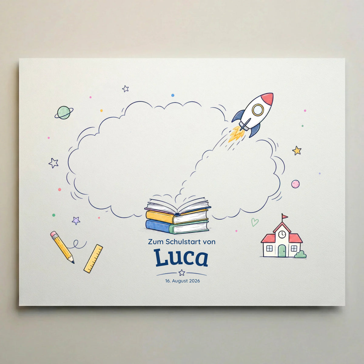 Personalisierte Poster zum Schulstart mit Wolken, Rakete und Büchern, darunter Name Luca und Datum 16. August 2026