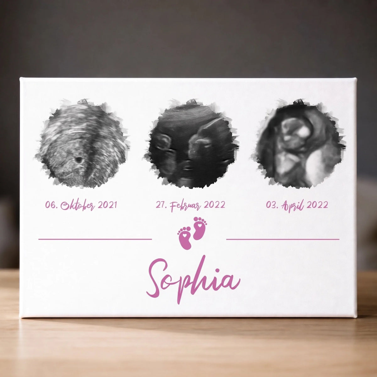 Personalisierte Erinnerungsbilder auf einer weißen Leinwand mit drei Fußabdrücken, Datumsangaben und dem Namen Sophia - Feed