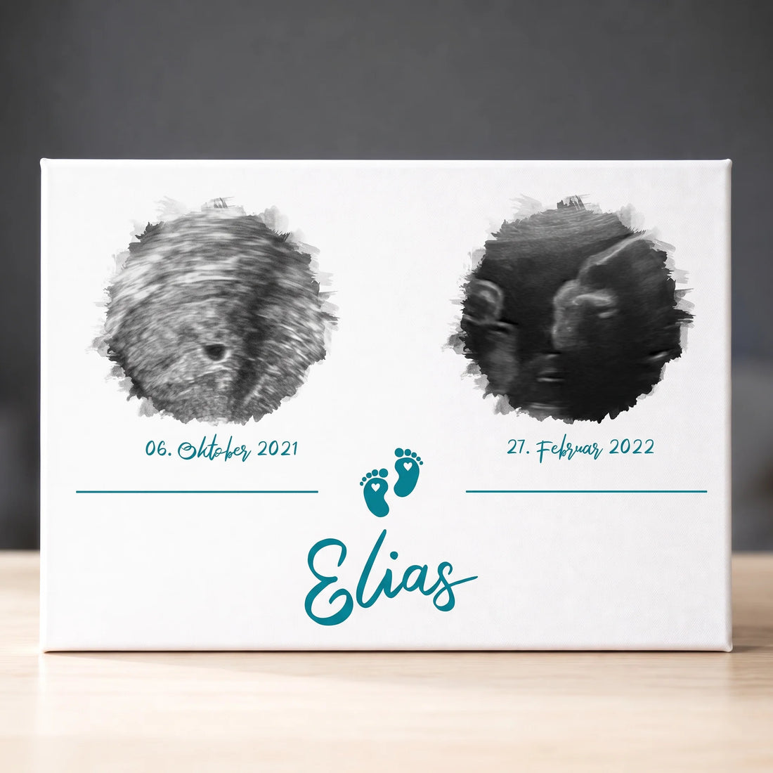 Leinwand mit dem Namen Elias, zwei Tierporträts, Fußabdrücken und den Daten 06. Oktober 2021 und 27. Februar 2022