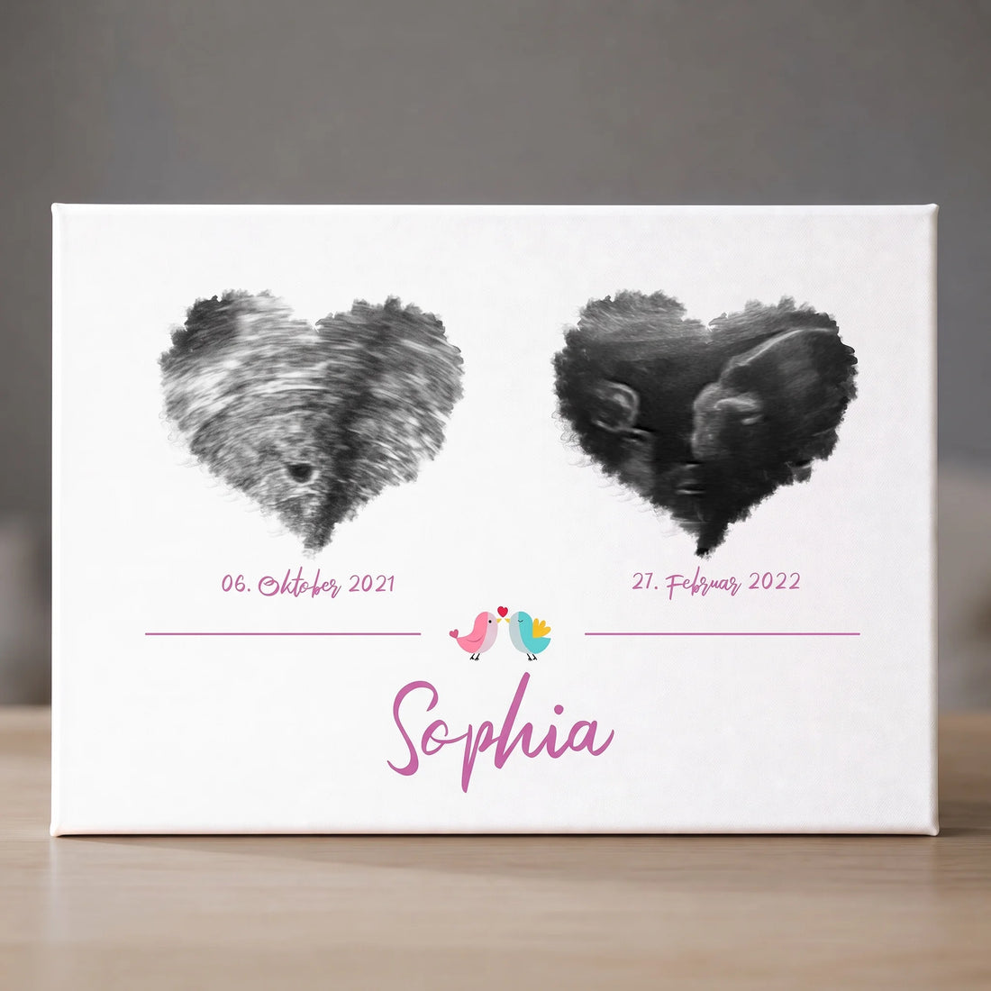 Personalisierte Erinnerungsbilder auf einer weißen Leinwand mit zwei Tierherzen, Namen Sophia und Daten