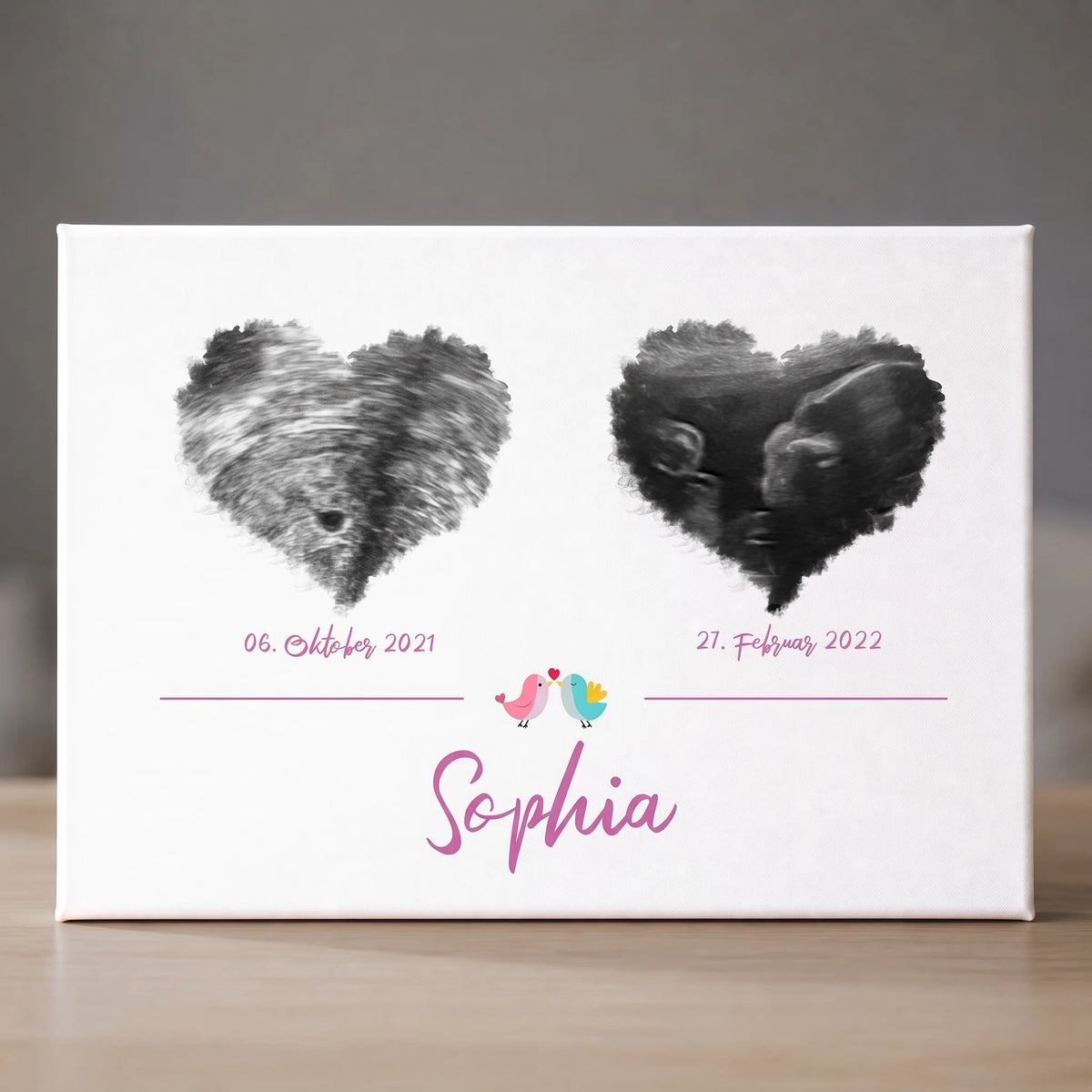 Personalisierte Erinnerungsbilder auf einer weißen Leinwand mit zwei Tierherzen, Namen Sophia und Daten