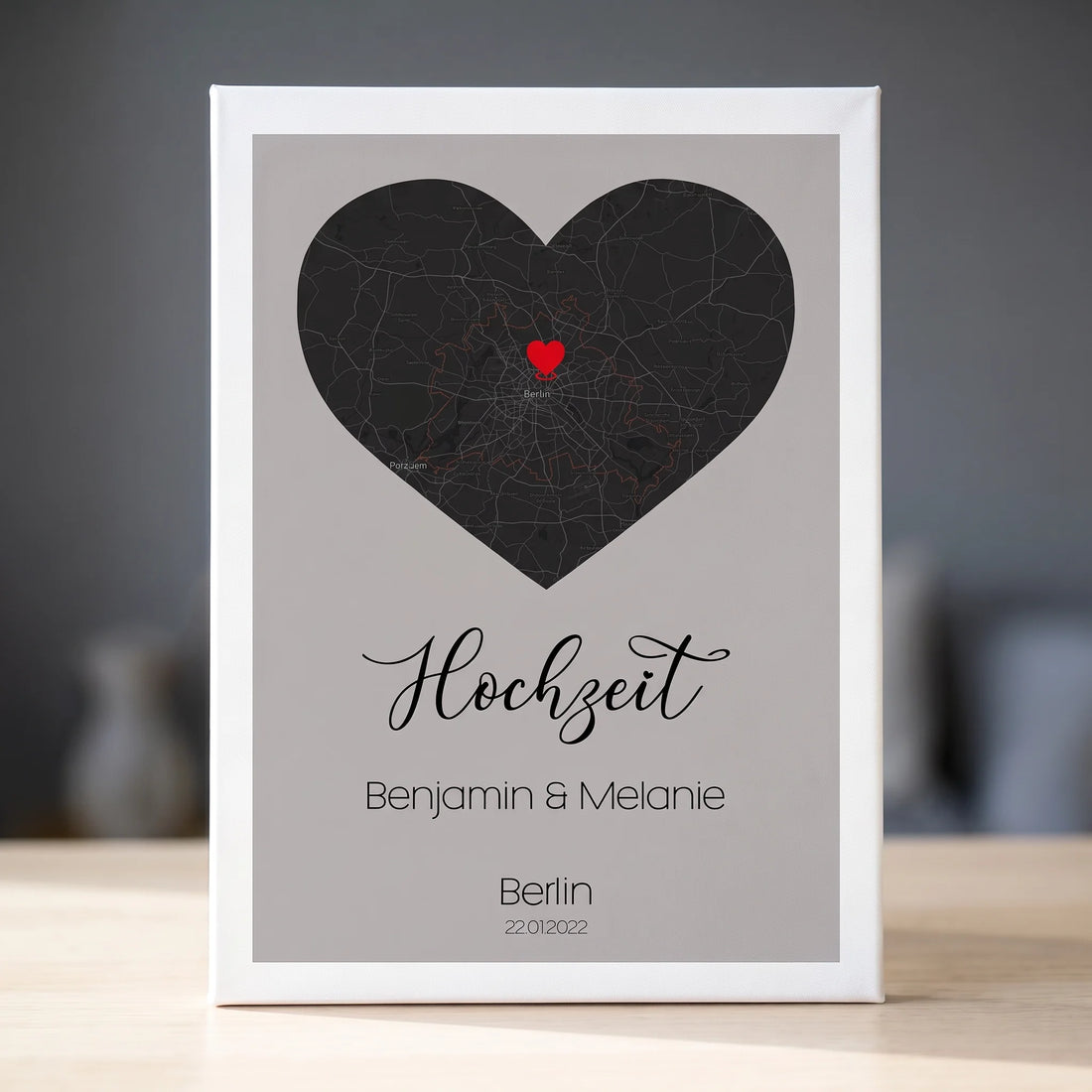 Personalisierte Erinnerungsbilder als Hochzeitsposter mit schwarzem Herz, rotem Punkt, Namen Benjamin und Melanie sowie Datum