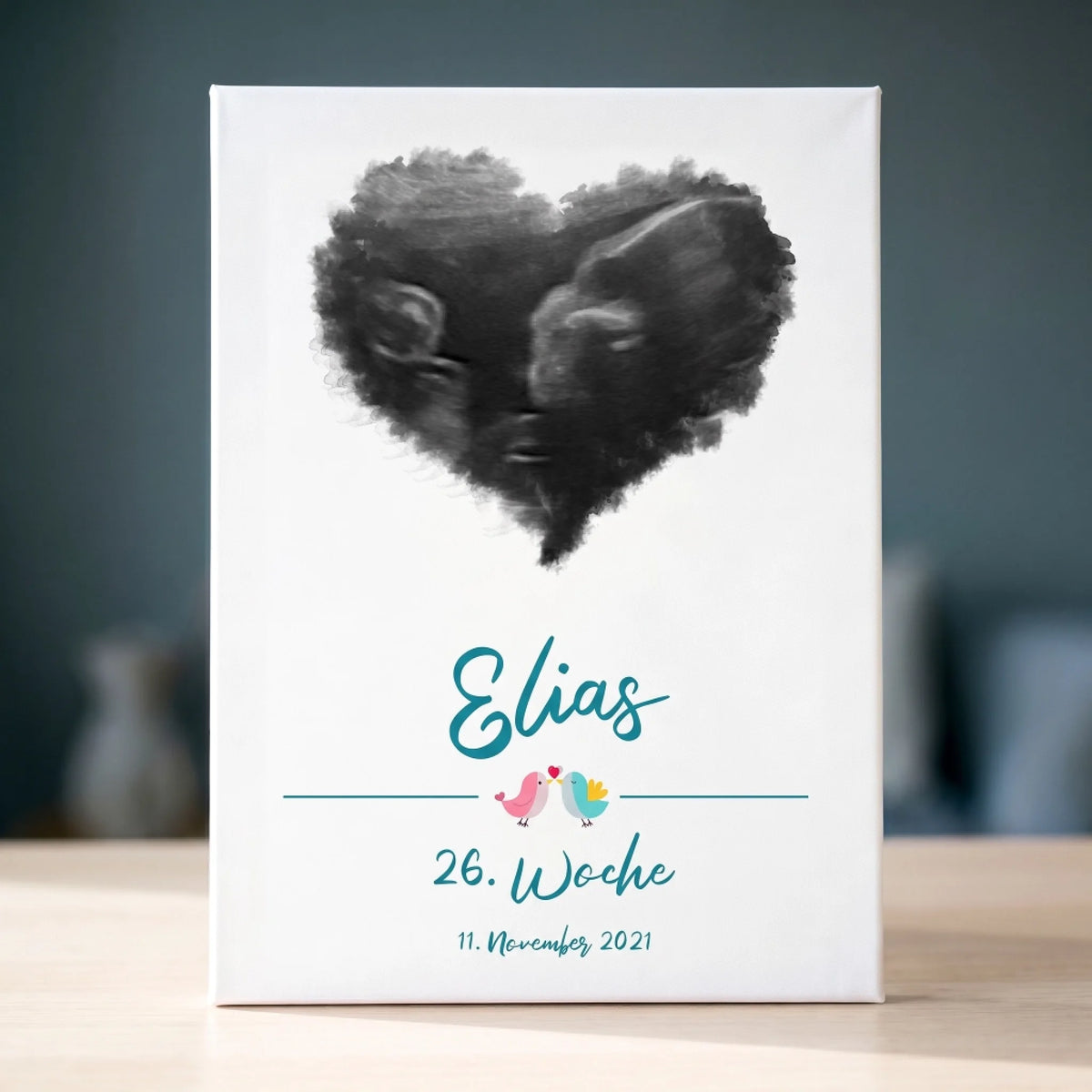 Weiße Gästebuch Leinwand mit schwarzem Fingerabdruckherz, dem Namen Elias und dem Datum 26. Woche - Feed