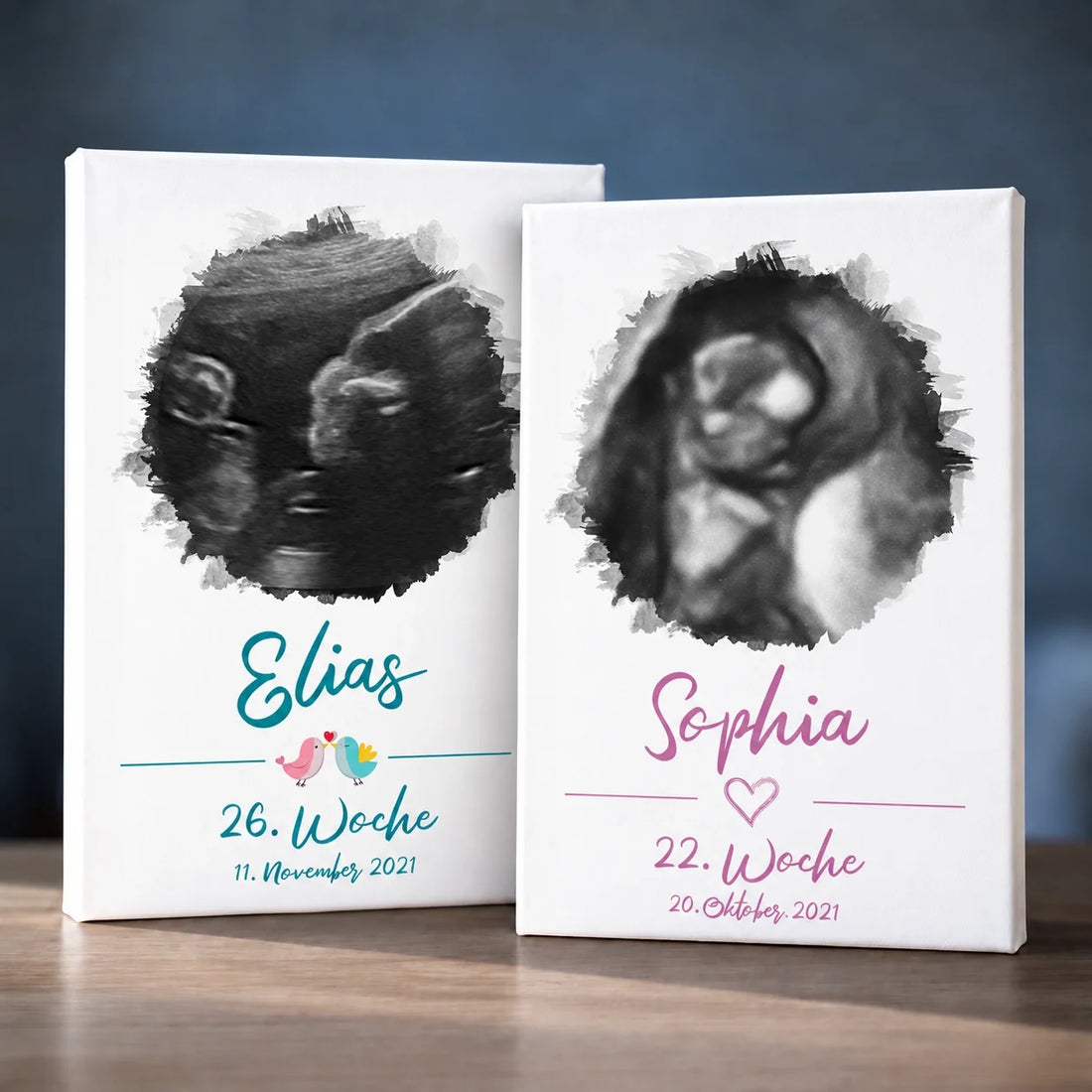 Zwei personalisierte Poster mit Namen und Datum zeigen Ultraschallbilder von Elias und Sophia auf weißen Leinwänden