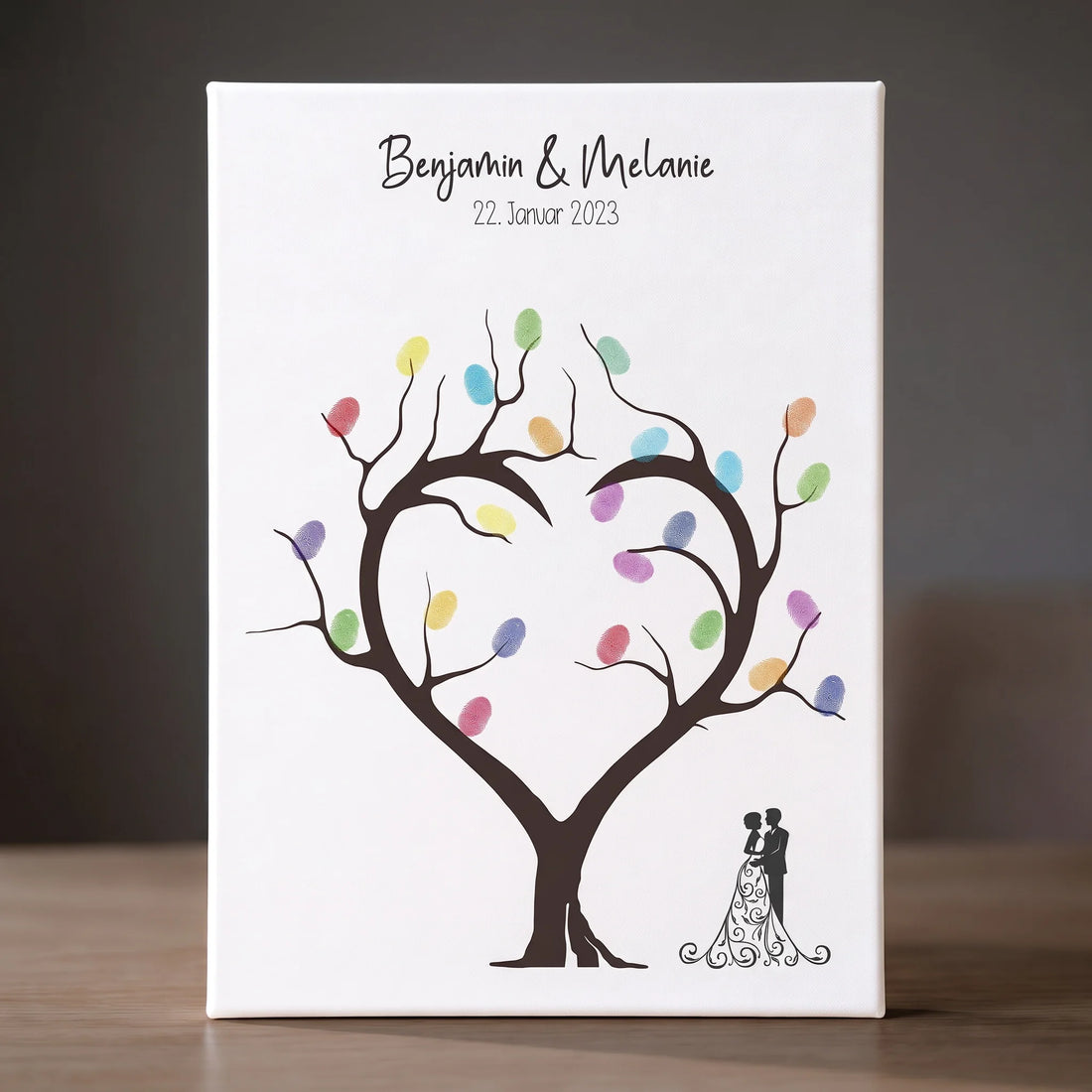 Personalisierte Gästebücher als weißes Leinwandbild mit Fingerabdrücken an einem Baum, Namen und Hochzeitsdatum