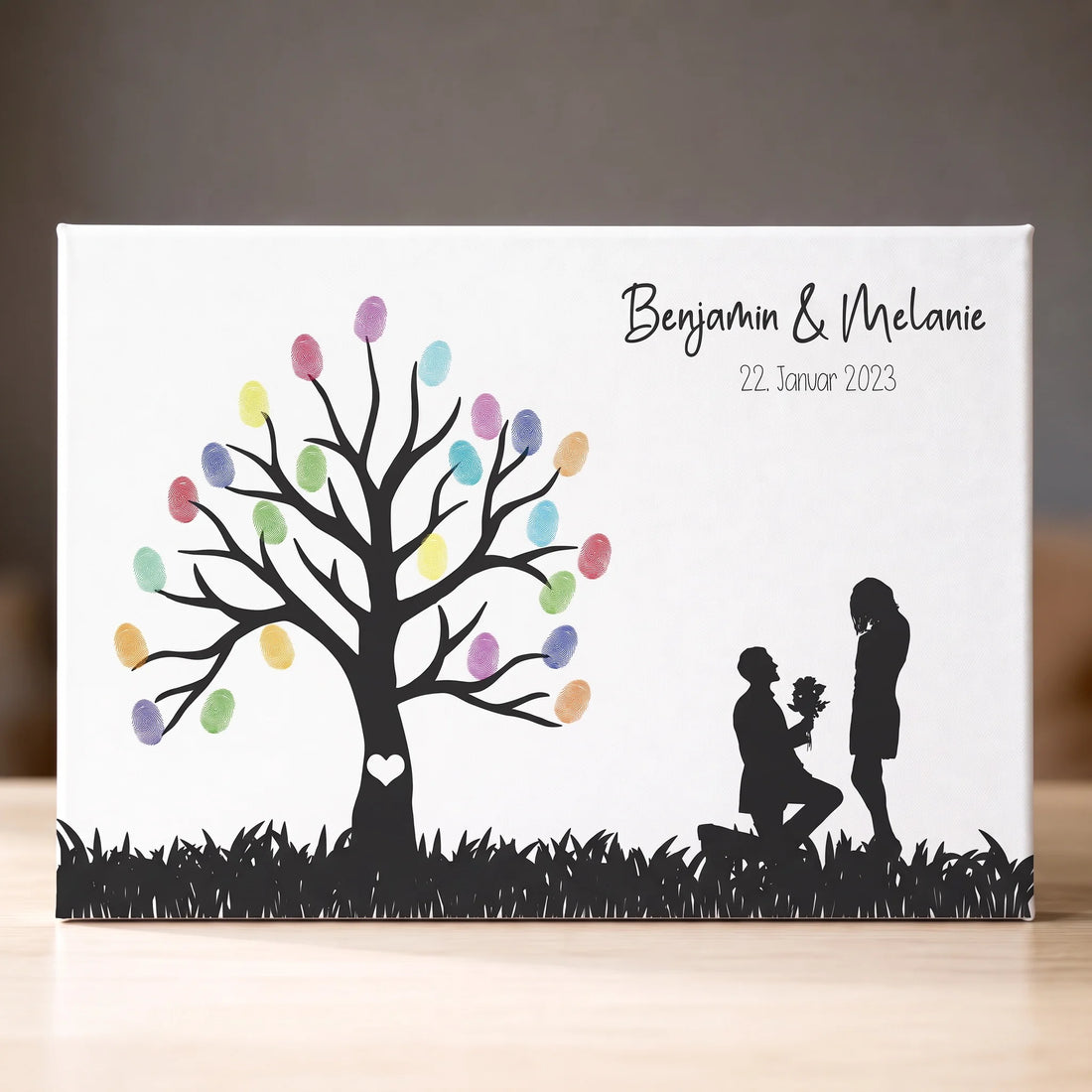 Gästebuch Leinwand mit Fingerabdruck Baum, Namen Benjamin und Melanie, Hochzeitsdatum und kniendem Paar
