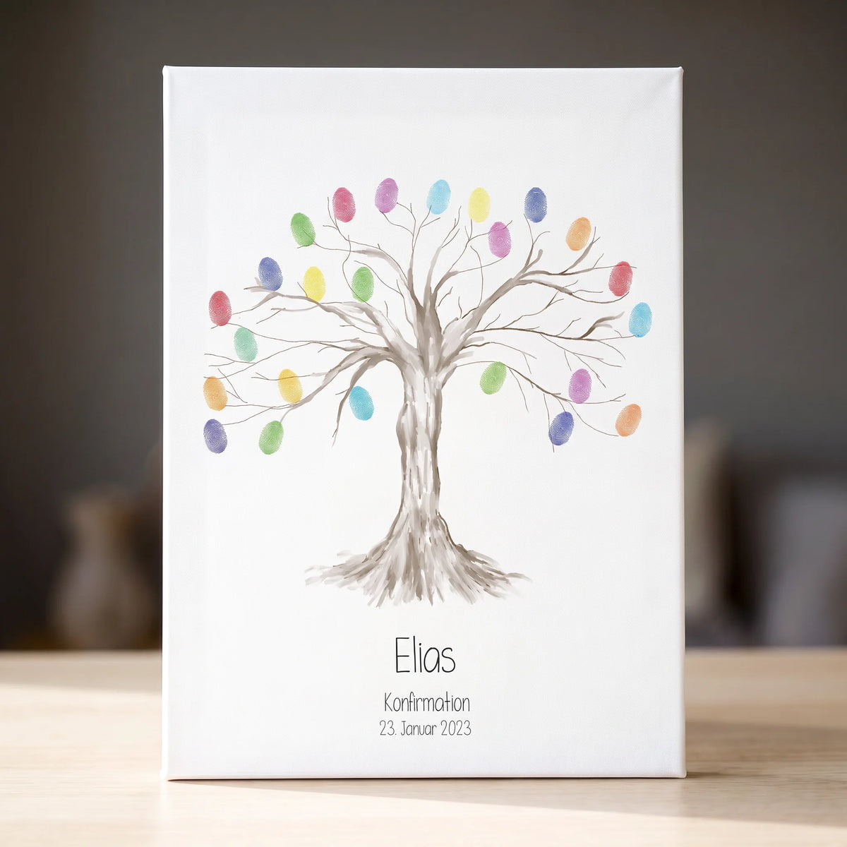 Weiße Leinwand als Gästebuch mit gezeichnetem Baum und bunten Fingerabdrücken, personalisiert mit Namen und Datum